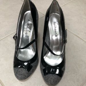 Herringbone pumps with patent leather detail